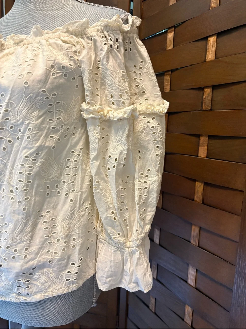 Anthropologie seen worn kept Jane eyelet lace off shoulder cream blouse size 6